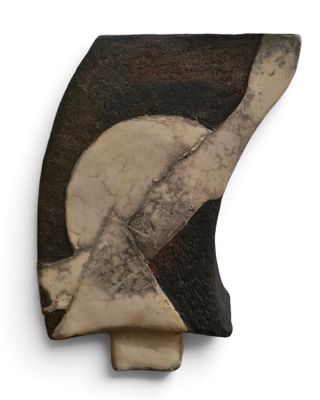 une image représentant une œuvre d'art dans laquelle est planté un couteau