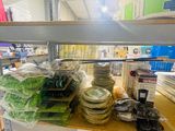 de nombreux types d'assiettes différents sur les rayons du magasin