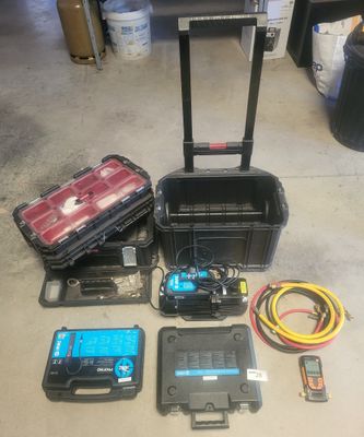 de nombreux outils qui traînent par terre dans le garage