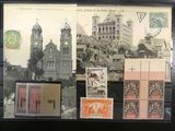 une photo d'une collection de timbres exposée dans une vitrine