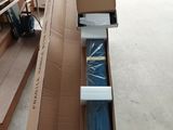 une boîte en carton posée sur une table