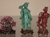 trois figurines posées les unes à côté des autres sur une table