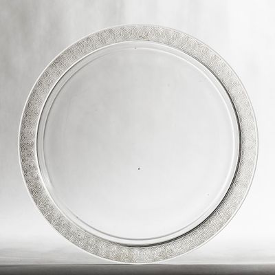 un plateau d'argent posé sur une table