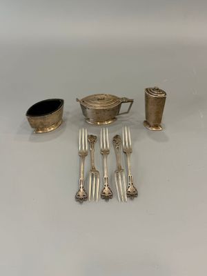 beaucoup de couverts sur une table, avec un bol et une cuillère