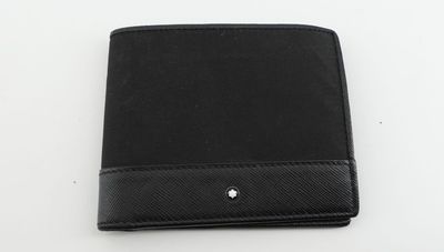 un portefeuille noir posé sur une table blanche