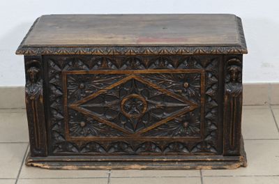 Coffre en chêne sculpté et teinté - Photo 1