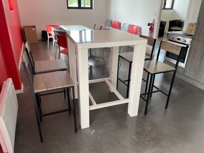 une table et des chaises dans une pièce dont l'un des murs est rouge