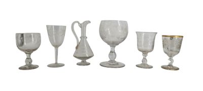 cinq verres à vin et un pichet sur fond blanc
