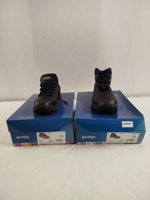 deux paires de chaussures noires posées sur une boîte bleue