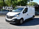 une camionnette blanche garée dans un parking