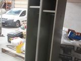 une armoire métallique dans un garage, avec une voiture garée à l'arrière-plan