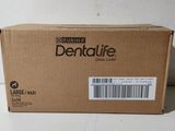 une boîte de produits d'hygiène dentaire posée sur un plan de travail