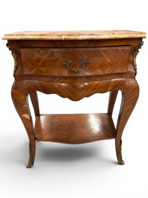 une table d'appoint avec un plateau en marbre reposant sur un piètement
