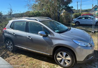 La voiture est garée sur le bord de la route, dans l'herbe.