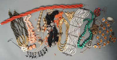 de nombreux colliers et bracelets disposés sur une table