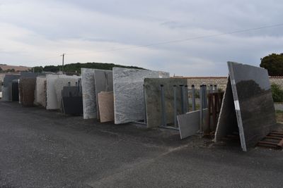 a lot of different types of granites on the side of the road