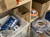 de nombreux cartons contenant du matériel électrique dans une pièce