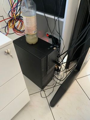 une bouteille de liquide posée sur une boîte noire