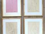 quatre dessins encadrés représentant un homme assis sur une chaise, dans quatre couleurs différentes
