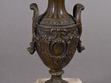 paire de vases en bronze sur socle en marbre, sur fond gris