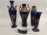 trois vases posés l'un à côté de l'autre sur une table