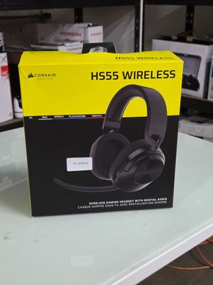 une boîte de casques posée sur une table