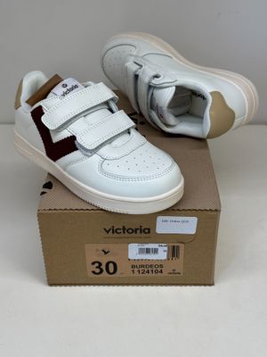 velcro blanc et marron - chaussures à velcro posées sur une boîte en carton