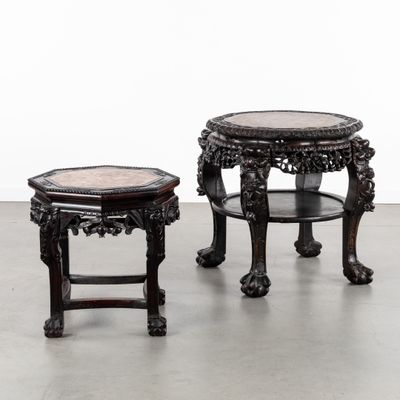 paire de tabourets chinois en bois sculpté avec assise en marbre