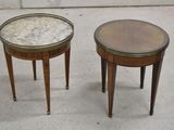 deux tables au plateau en marbre sont posées sur un sol en béton