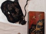 un petit sac à main et un petit livre posés sur une table