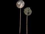 paire d'épingles à cheveux en argent et en or ornées d'une tête de cheval