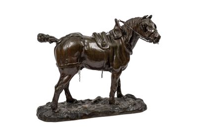 statue en bronze représentant un cheval sellé, posé sur un rocher