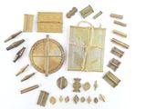 les nombreux types d'outils qui se trouvent sur la table