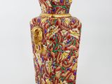 une image représentant un vase coloré sur fond blanc