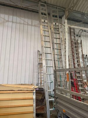 many ladders that are sitting in a room