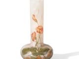 un vase en verre orné d'une fleur, posé sur une table