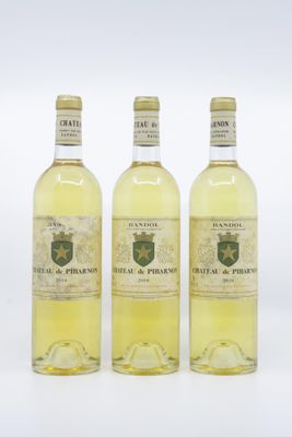 trois bouteilles de vin blanc posées l'une à côté de l'autre sur une surface blanche