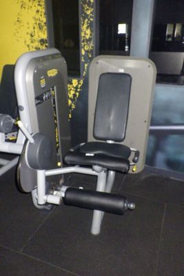 un appareil de musculation qui prend de la place dans une pièce