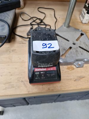 Un chargeur et une batterie METABO
