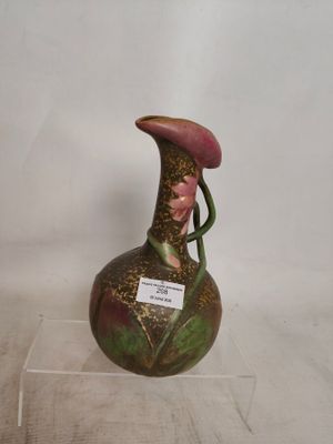 un vase orné d'une fleur, posé sur un socle transparent