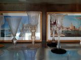 une photo d'une photo montrant deux verres à vin posés sur une table