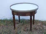 une petite table sur laquelle est posé un miroir