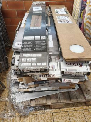 une pile de cartons, les uns empilés sur les autres, posée sur une palette
