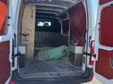 une camionnette blanche avec un lit à l'arrière