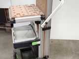 un petit chariot surmonté d'une table, dans une pièce