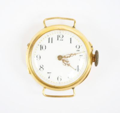une image montrant un gros plan d'une horloge dorée sur fond blanc