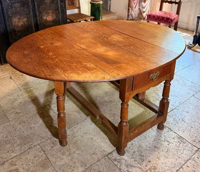une table en bois avec un plateau en bois dans une pièce