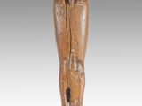 une statue en bois représentant une femme tenant un bébé dans ses bras
