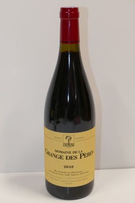 une bouteille de vin posée sur une table