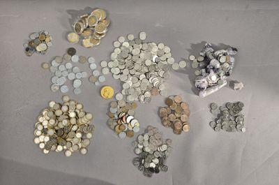 a lot of coins that are on the table